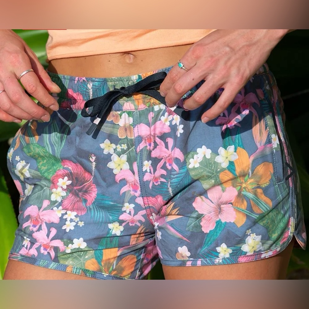 Women’s Salt Life Paradise Falls Volley Shorts, Size LRG